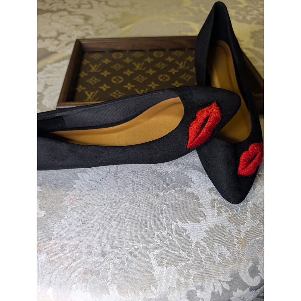 Bamboo Women’s Black Faux Suede Pointed Toe Slip-On Flats Red Lips 7.5 - Picture 2 of 4
